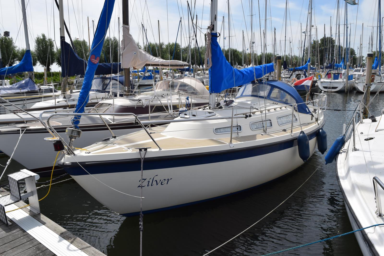 Waden Accountant amateur Looking for a boat ? Hurley 800 sailboat for sale at Sealion Yachts